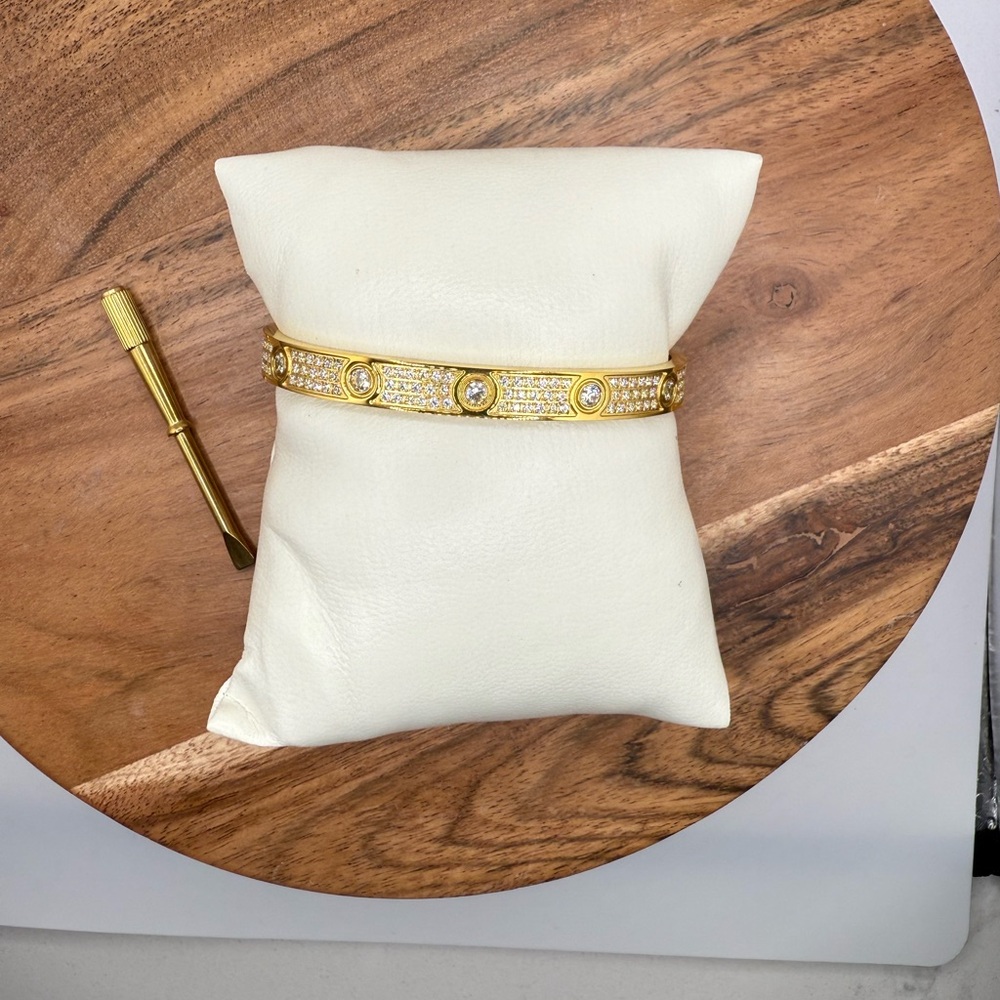 Elegant Gold Bracelet with Crystals